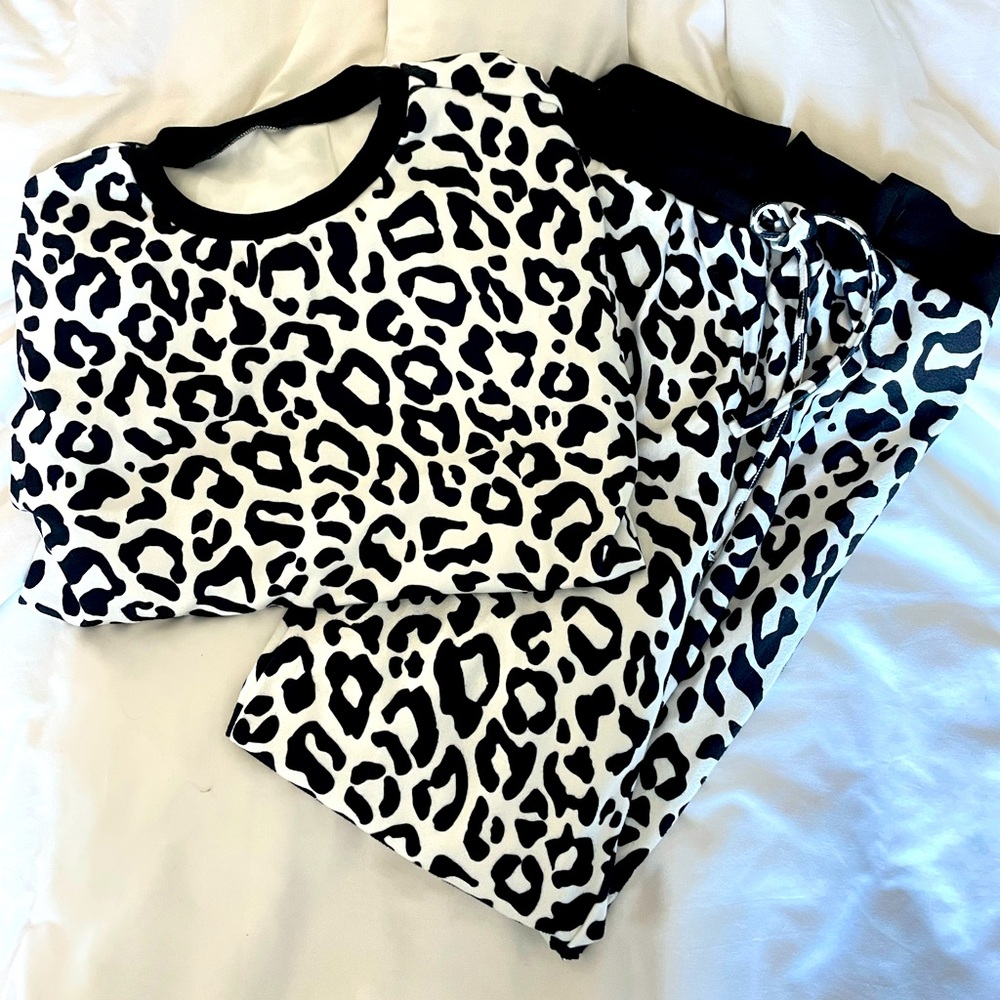 Snow leopard print jogger set